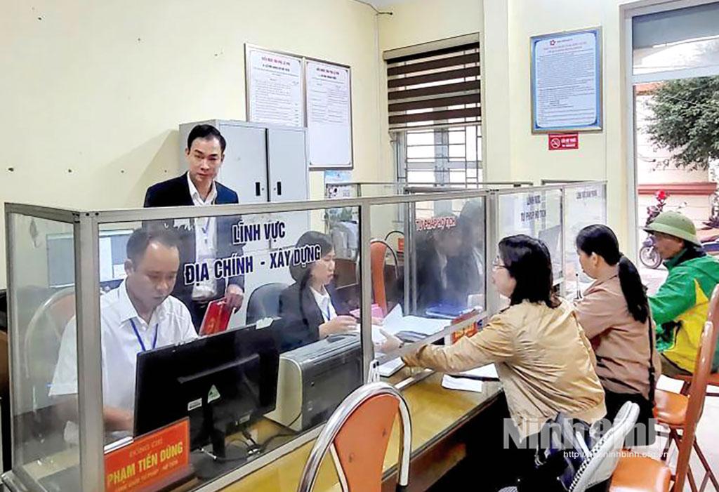 Đồng chí Trịnh Văn Hồng, Phó Chủ tịch UBND xã Ninh Hải, thành phố Hoa Lư (người đứng) chỉ đạo công chức Bộ phận Tiếp nhận và trả kết quả UBND xã giải quyết thủ tục hành chính cho công dân.