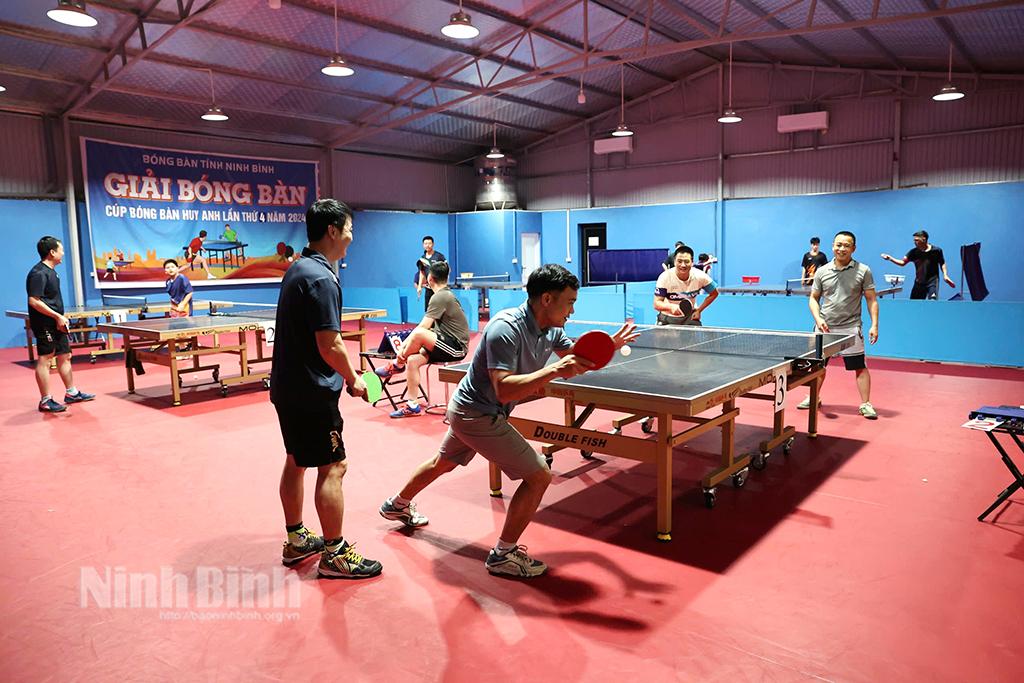 Các vận động viên tích cực luyện tập chuẩn bị tham gia Giải Bóng bàn các câu lạc bộ Cup Liên đoàn tỉnh Ninh Bình năm 2025.