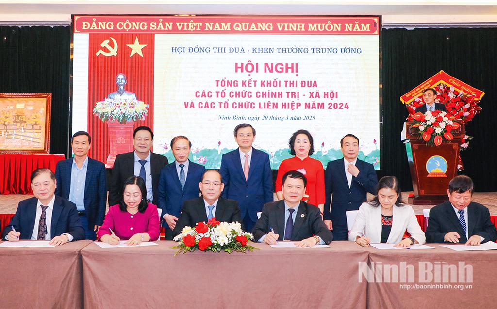 Các đơn vị trong Khối ký kết giao ước thi đua năm 2025.