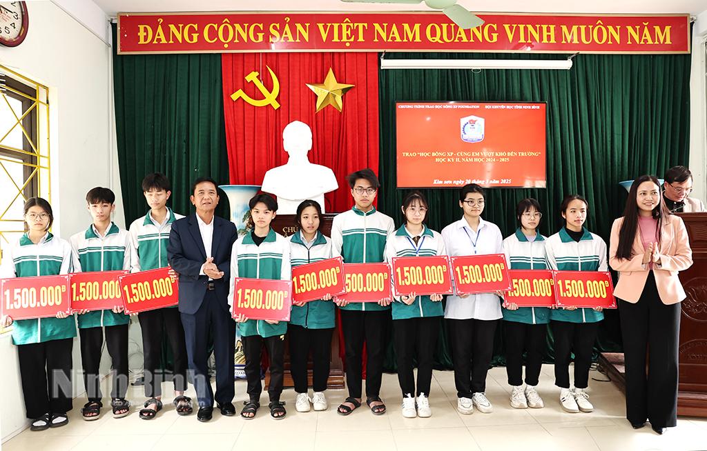 Lãnh đạo Hội Khuyến học tỉnh trao học bổng cho các em học sinh.