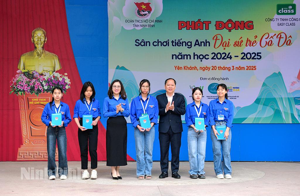 Lãnh đạo Tỉnh đoàn, Sở Giáo dục và Đào tạo trao quà cho học sinh có hoàn cảnh khó khăn của Trường THPT Yên Khánh A.