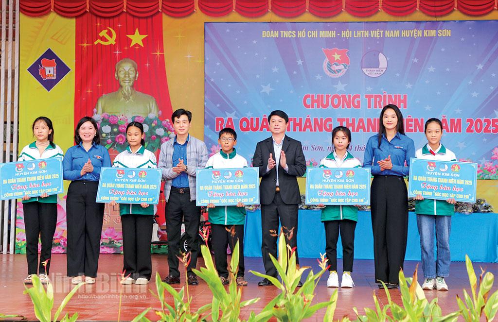Lãnh đạo UBND huyện Kim Sơn và Ban Thường vụ Huyện đoàn-Hội LHTNVN huyện trao phần quà hỗ trợ học tập cho học sinh trên địa bàn huyện. Ảnh: Đức Lam