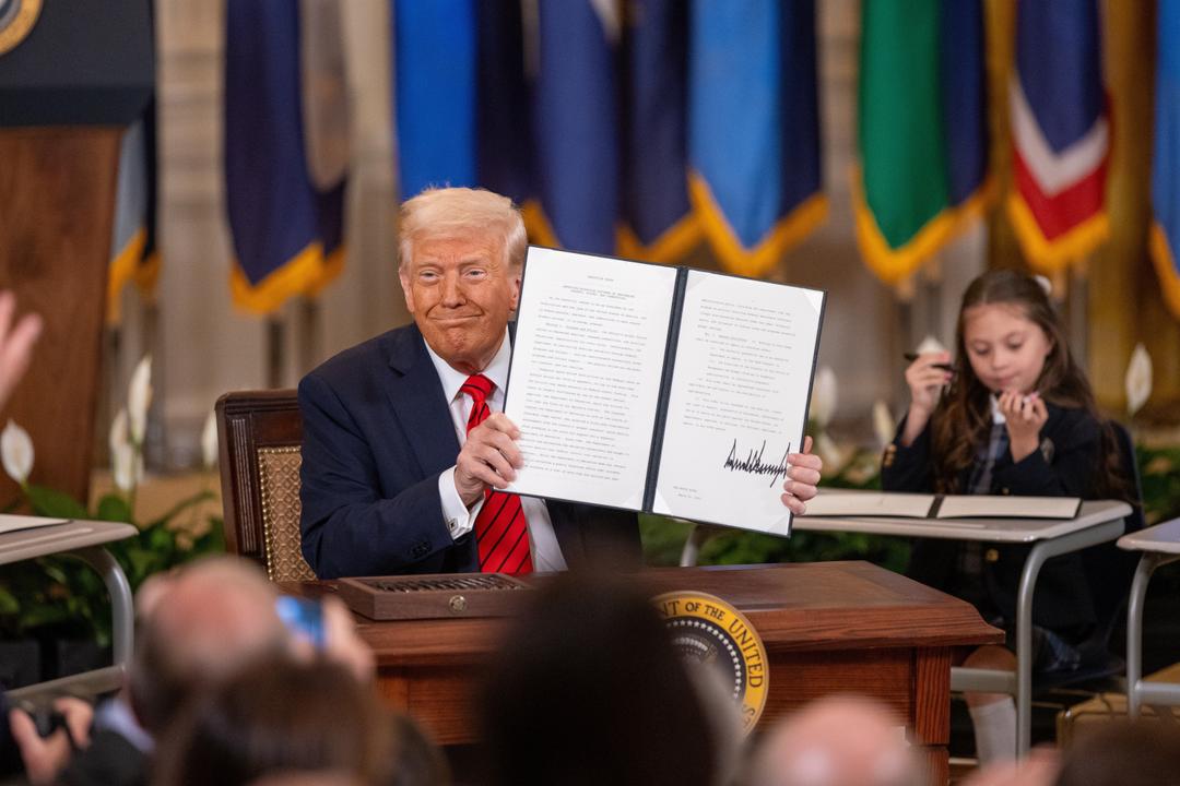 Tổng thống Mỹ Donald Trump ký sắc lệnh hành pháp về cơ bản giải thể Bộ Giáo dục Liên bang tại Washington, D.C., ngày 20/3/2025. Ảnh: THX/TTXVN