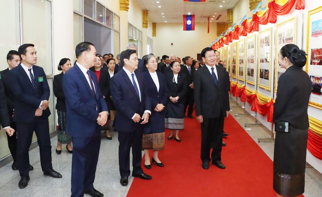 Lãnh đạo cấp cao Lào và các đại biểu tham quan triển lãm.