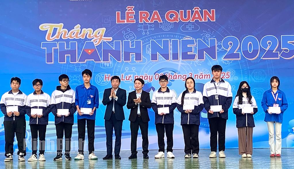 Lãnh đạo thành phố Hoa Lư trao quà cho học sinh có hoàn cảnh khó khăn trong Tháng Thanh niên 2025.