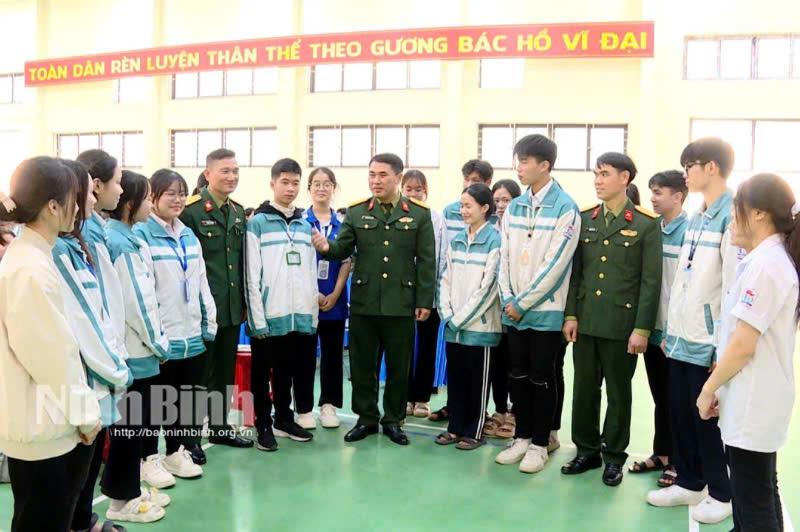 Lãnh đạo Trường Sĩ quan Công binh tư vấn hướng nghiệp tuyển sinh quân sự cho học sinh Trường THPT Nho Quan C.