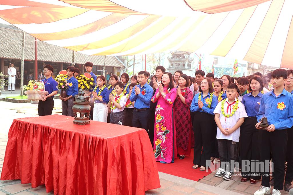 Các đại biểu dâng hương tại Đền Thánh Nguyễn.