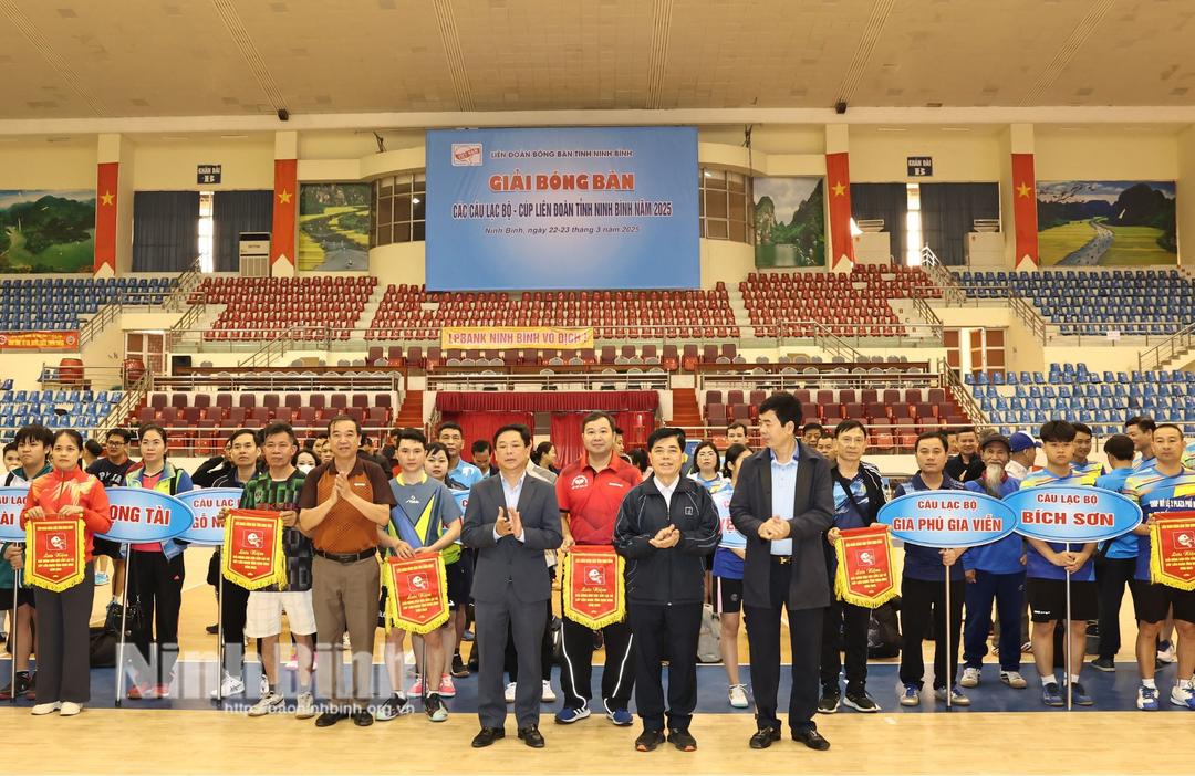 Ban tổ chức tặng cờ lưu niệm cho các đội tuyển.