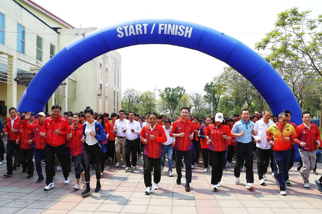 Các đại biểu hưởng ứng Ngày chạy Olympic vì sức khỏe toàn dân.