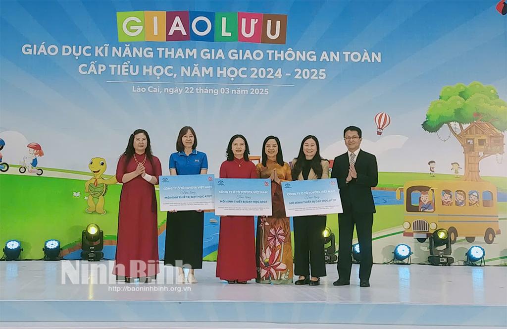 Ban Tổ chức trao tặng 3 mô hình đảo giao thông an toàn cho 3 tỉnh có thành tích xuất sắc nhất, gồm: Ninh Bình, Bà Rịa - Vũng Tàu và Cao Bằng.