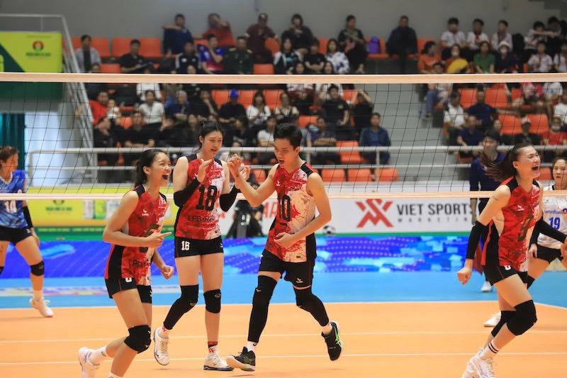 Trận thắng của đội nữ LPBank Ninh Bình trước đối thủ VietinBank trong ngày ra quân. Ảnh: Trung tâm Huấn luyện và thi đấu TDTT tỉnh