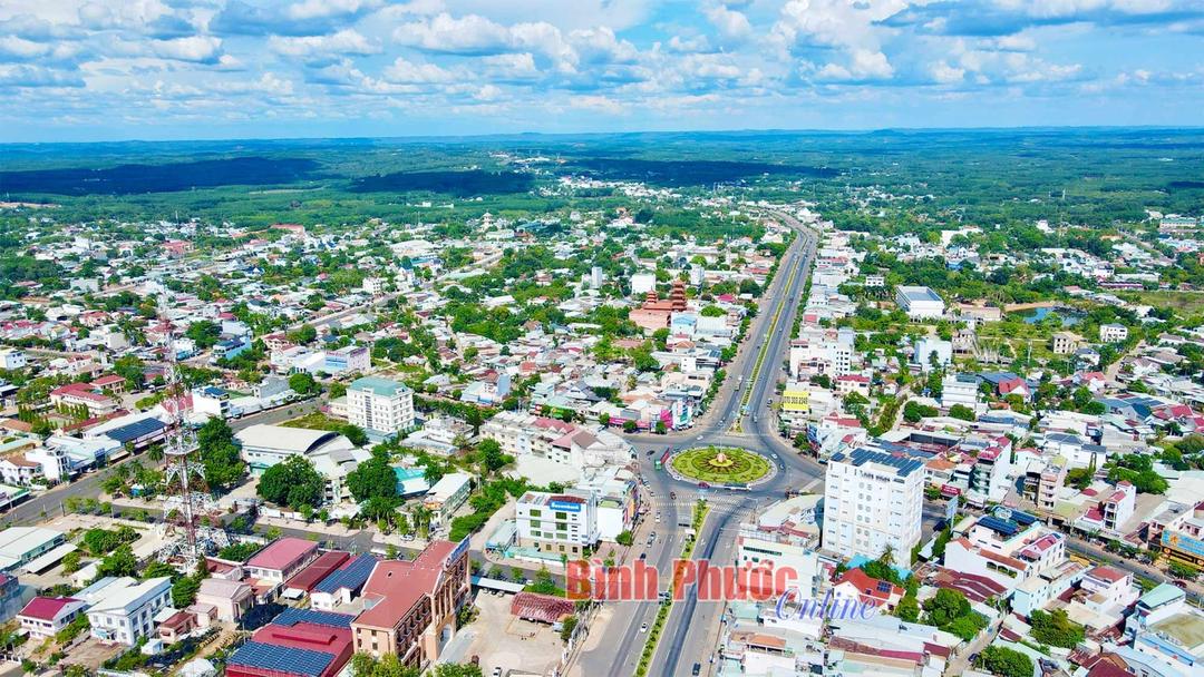Bình Phước đã vươn lên với tốc độ tăng trưởng liên tục dẫn đầu vùng Ðông Nam Bộ, trở thành điểm đến hấp dẫn của các nhà đầu tư trong và ngoài nước. Trong ảnh: Ngã tư trung tâm TP. Ðồng Xoài, tỉnh Bình Phước nhìn từ trên cao. Ảnh: Phú Quý
