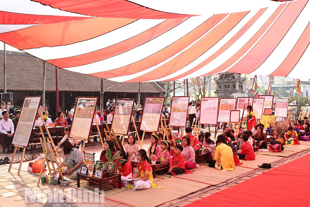 Các em học sinh tham gia cuộc thi “Tìm hiểu sắc phong Đền Thánh Nguyễn".