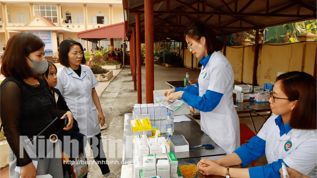 Cấp phát thuốc miễn phí cho người dân xã Lai Thành (Kim Sơn).
