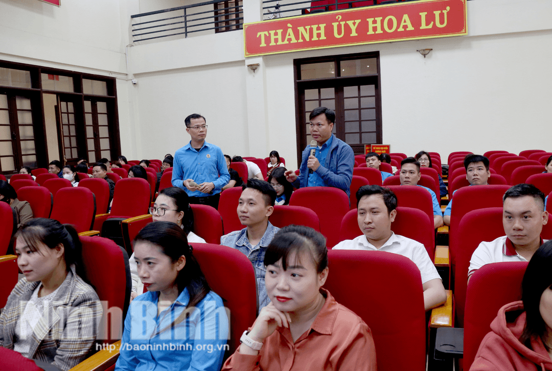 Đại diện Công đoàn cơ sở tham gia Hỏi và đáp các chính sách có liên quan.