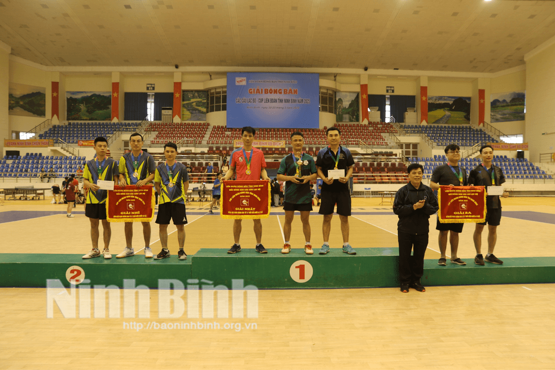 Ban Tổ chức trao giải nội dung đồng đội nam nâng cao từ 17 dưới 45 tuổi.