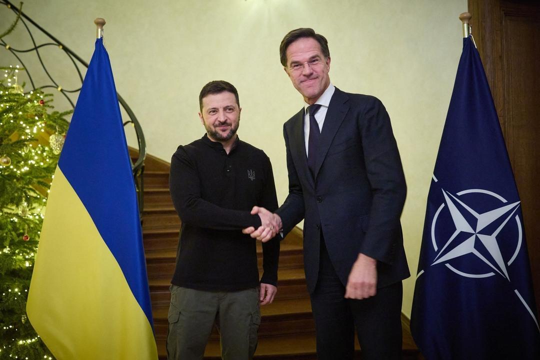 Tổng thống Ukraine Volodymyr Zelensky (trái) trong cuộc gặp Tổng Thư ký NATO Mark Rutte bên lề hội nghị thượng đỉnh Tây Balkan - EU ở Brussels (Bỉ) ngày 18/12/2024. Ảnh: AP/TTXVN