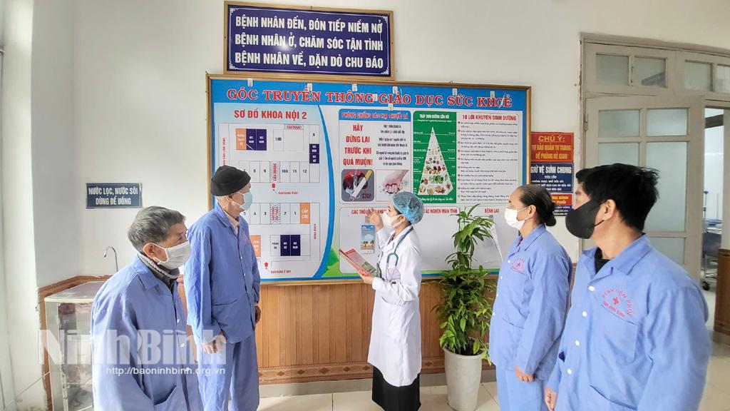 Bác sỹ Bệnh viện Phổi Ninh Bình cung cấp cho người bệnh những thông tin về phòng, chống bệnh lao.