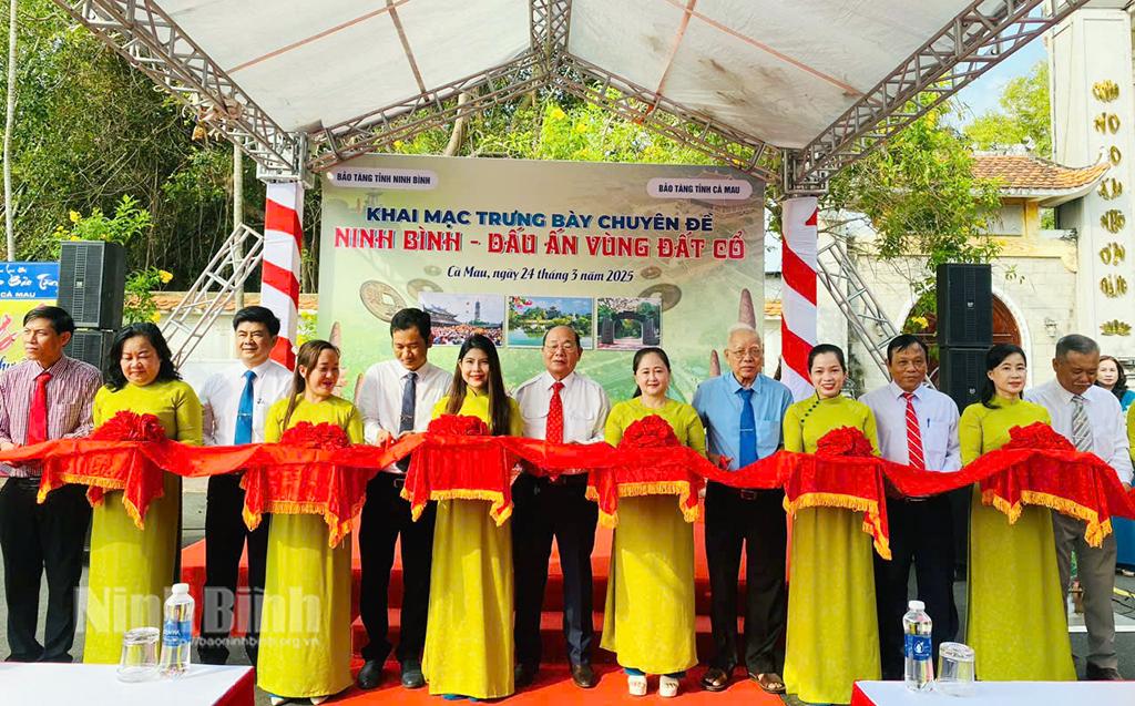 Các đại biểu cắt băng khai trương Trưng bày chuyên đề.