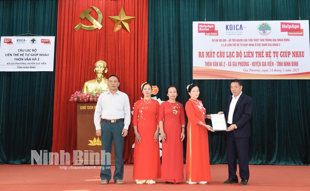 Lãnh đạo xã Gia Phương trao quyết định thành lập cho CLB.