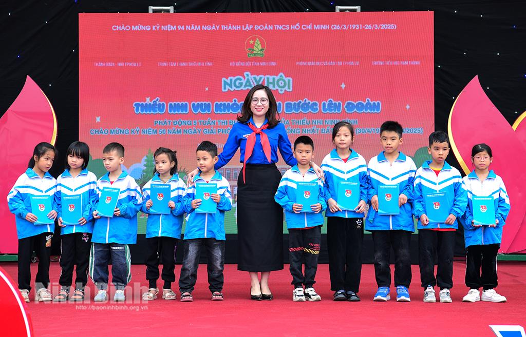 Lãnh đạo Tỉnh đoàn tặng quà cho học sinh có hoàn cảnh khó khăn của Trường Tiểu học, Trung học cơ sở Nam Thành (thành phố Hoa Lư).