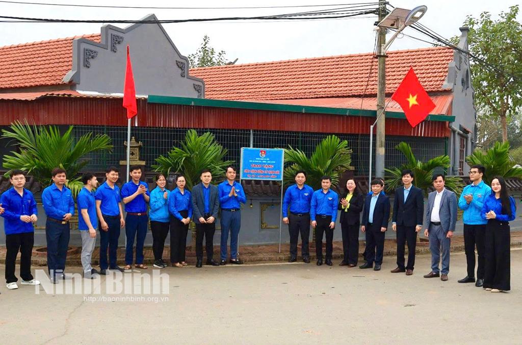 Khánh thành công trình “Đường cờ Thanh niên” tại thôn Hán Nam, xã Tiến Thắng.