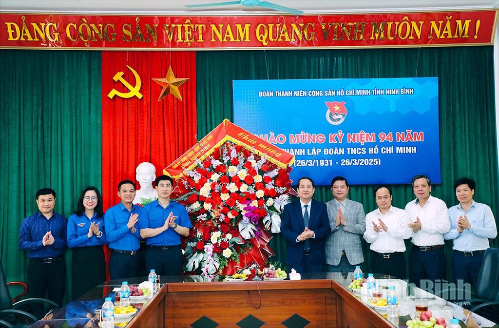 Đồng chí Mai Văn Tuất, Phó Bí thư Thường trực Tỉnh ủy, Chủ tịch HĐND tỉnh tặng hoa, chúc mừng cơ quan Tỉnh đoàn nhân ngày truyền thống.