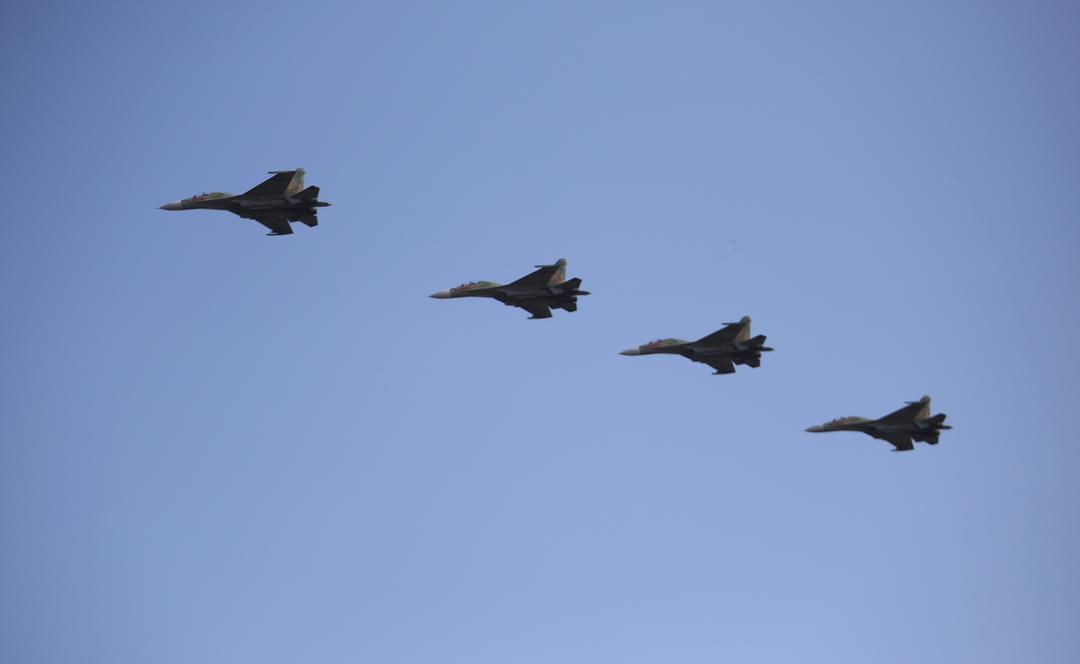 Trong quá trình tập luyện, Su-30MK2 bay thành 2 biên đội gồm 3 và 4 chiếc. Ảnh: TTXVN