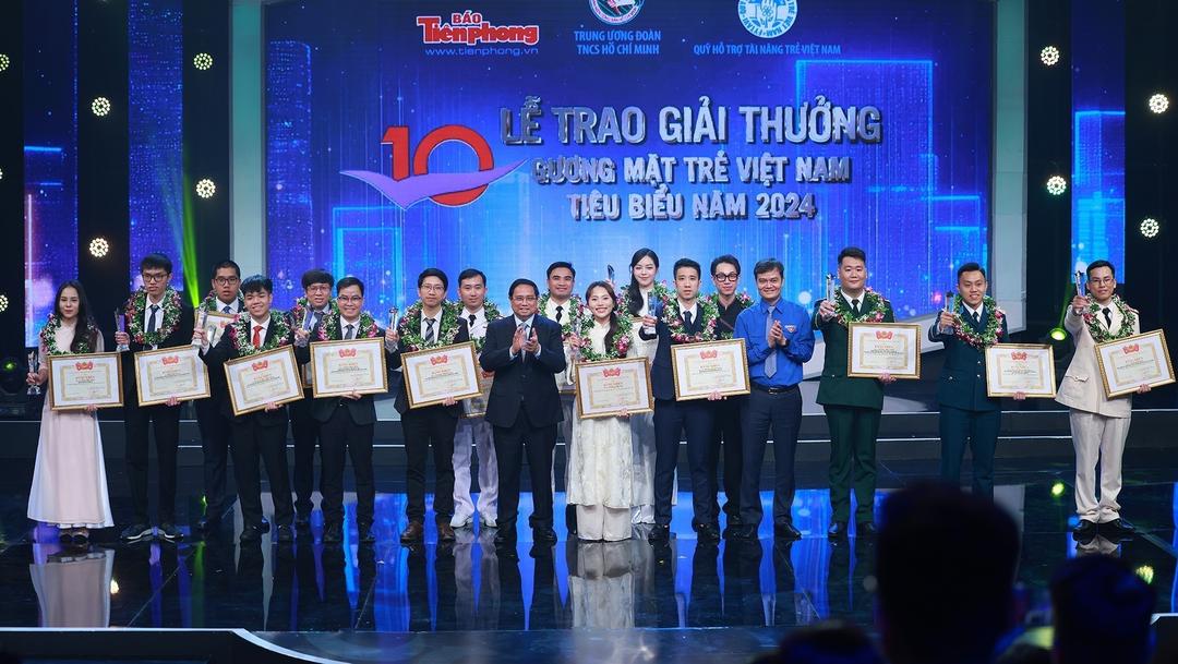 Thủ tướng Phạm Minh Chính và Bí thư Thứ nhất Trung ường Đoàn TNCS Hồ Chí Minh Bùi Quang Huy trao Giải thưởng Gương mặt trẻ Việt Nam tiêu biểu và Gương mặt trẻ Việt Nam triển vọng cho các cá nhân. Ảnh: TTXVN