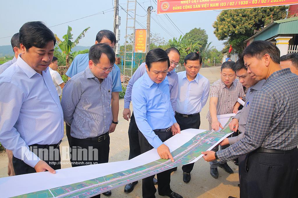 Đồng chí Chủ tịch UBND tỉnh Phạm Quang Ngọc kiểm tra tiến độ thi công đoạn đi qua xã Gia Hoà, huyện Gia Viễn.