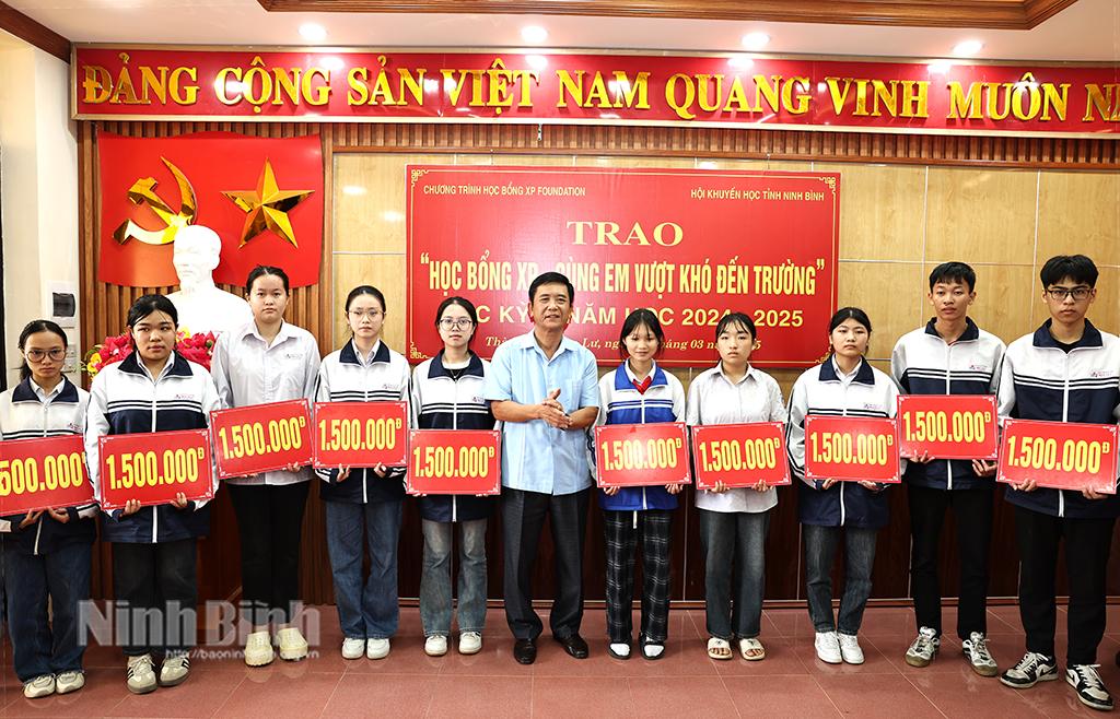 Lãnh đạo Hội Khuyến học tỉnh trao học bổng cho các em học sinh.