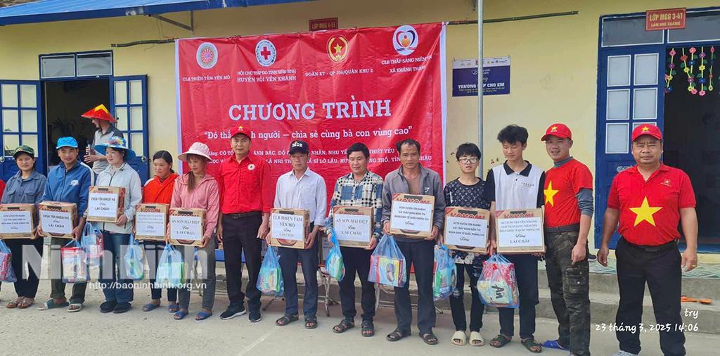 Đoàn trao quà cho người dân xã Sì Lở Lầu, huyện Phong Thổ, tỉnh Lai Châu. Ảnh: CTV