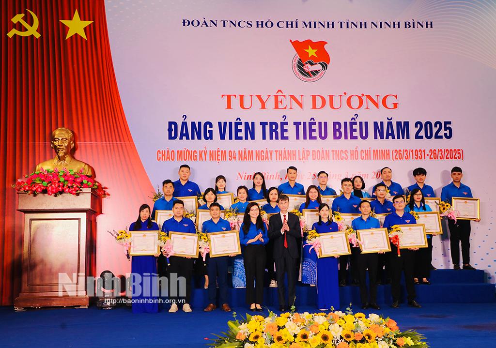 Đồng chí Trưởng Ban Tổ chức Tỉnh ủy Tô Văn Từ chụp ảnh cùng các đảng viên trẻ tiêu biểu được tuyên dương.
