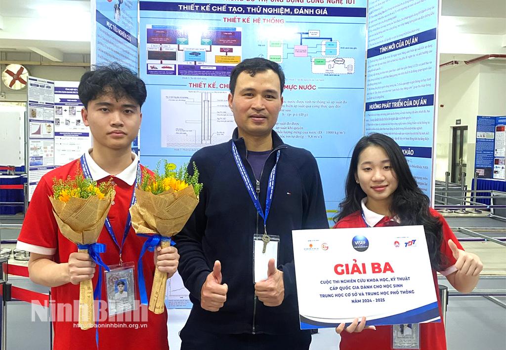 Nhóm tác giả Đinh Thị Kim Ngân, lớp 12A6 và Vũ Việt Quang, lớp 11A2, Trường THPT Hoa Lư A cùng thầy giáo hướng dẫn chụp ảnh lưu niệm tại Cuộc thi KHKT cấp quốc gia.