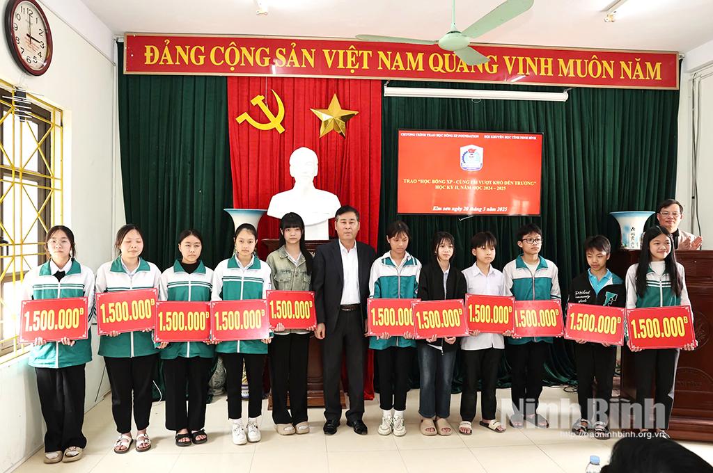 Lãnh đạo Hội Khuyến học tỉnh trao học bổng của nhà tài trợ cho học sinh nghèo hiếu học huyện Kim Sơn. Ảnh: Minh Quang