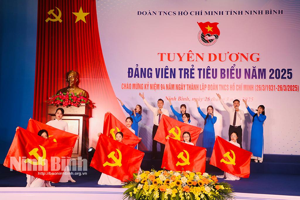 Với khát vọng cống hiến, tuổi trẻ Cố đô Hoa Lư đã và đang góp sức xây dựng quê hương ngày càng giàu mạnh, văn minh. Trong ảnh: Tiết mục văn nghệ tại Lễ tuyên dương đảng viên trẻ tiêu biểu năm 2025. Ảnh: Đức Lam.