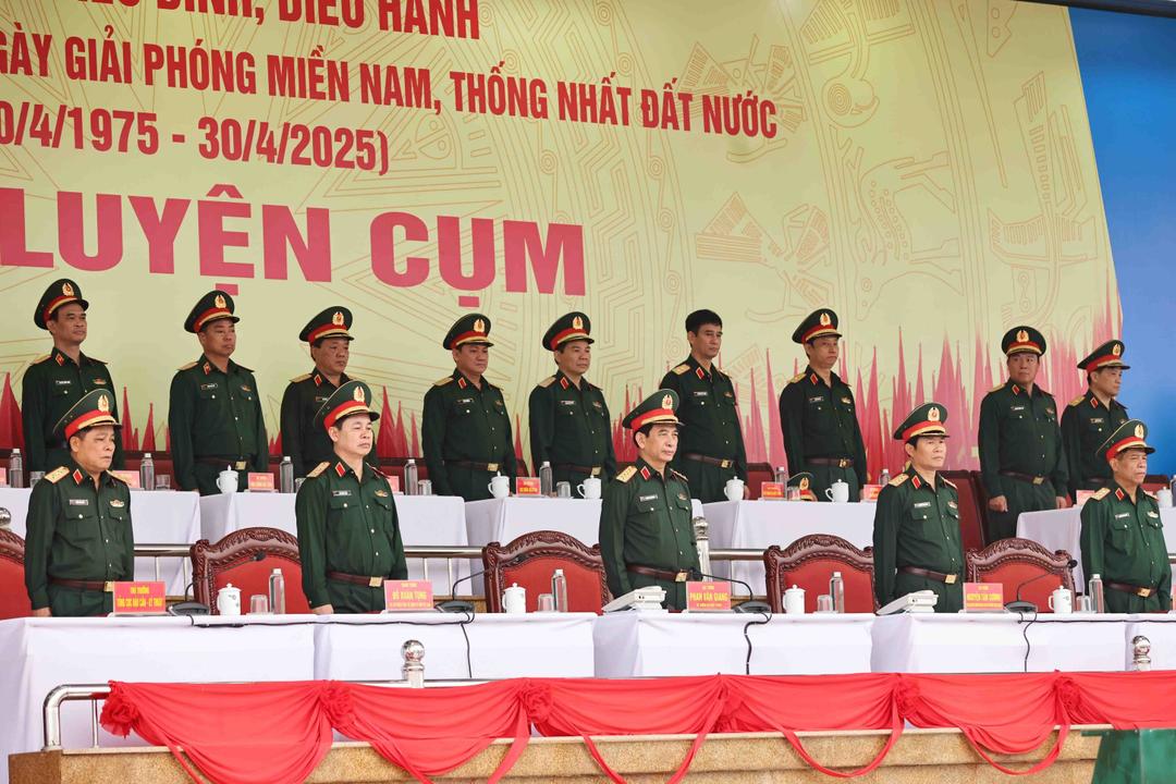 Đại tướng Phan Văn Giang, Ủy viên Bộ Chính trị, Phó Bí thư Quân ủy Trung ương, Bộ trưởng Bộ Quốc phòng chủ trì kiểm tra hợp luyện diễu binh, diễu hành.
