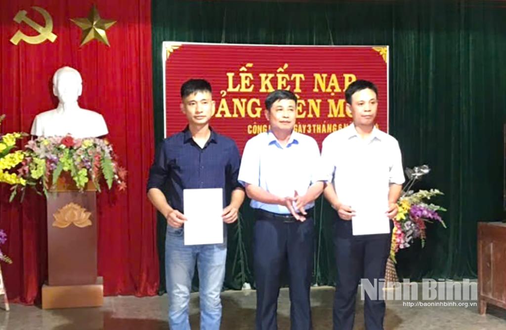 Trao Quyết định kết nạp Đảng cho các đảng viên mới tại Chi bộ thôn Công Luận. Đây là một trong những Chi bộ làm tốt công tác kết nạp đảng viên mới của Đảng bộ xã Gia Tường.