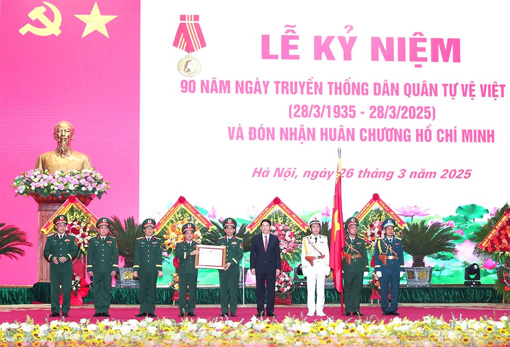 Chủ tịch nước Lương Cường trao tặng Huân chương Hồ Chí Minh cho lực lượng Dân quân tự vệ Việt Nam. Ảnh: TTXVN