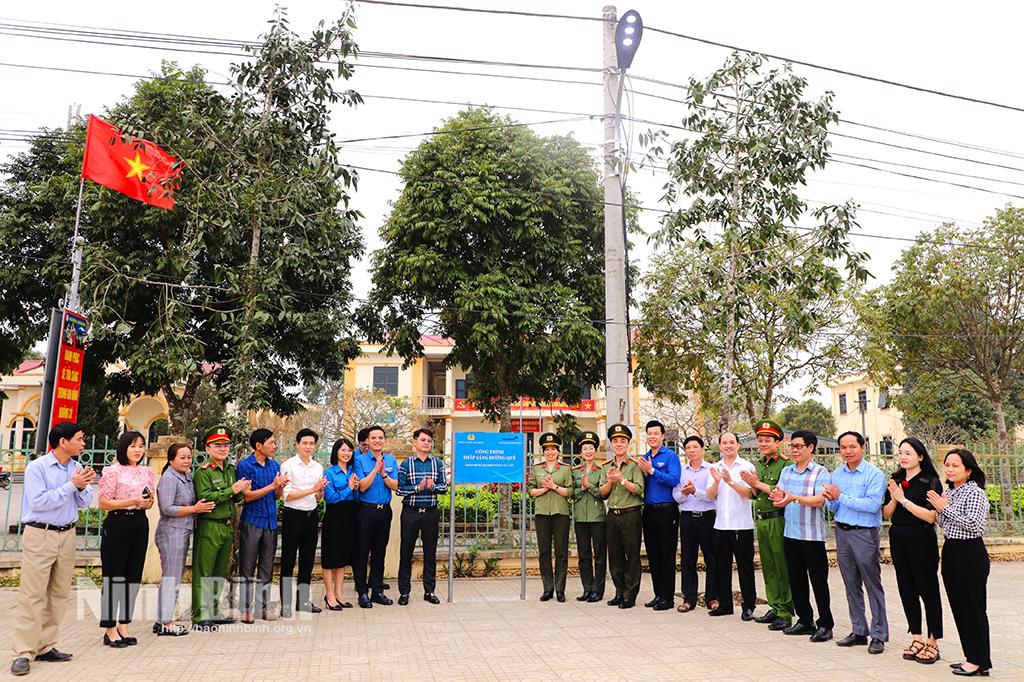 Các đại biểu tham dự bàn giao công trình "Thắp sáng đường quê".