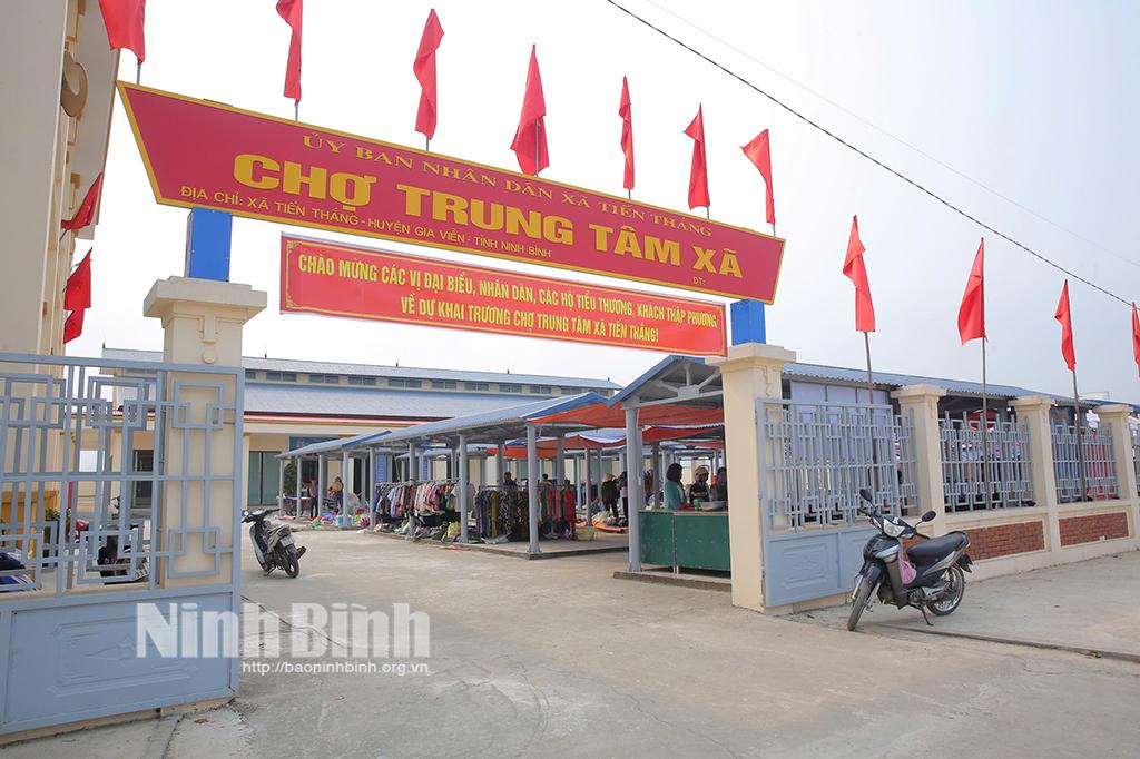 Sau khi khai trương đi vào hoạt động từ ngày 15/3/2025, nhiều gian hàng tại chợ Trung tâm xã Tiến Thắng đã được lấp đầy.