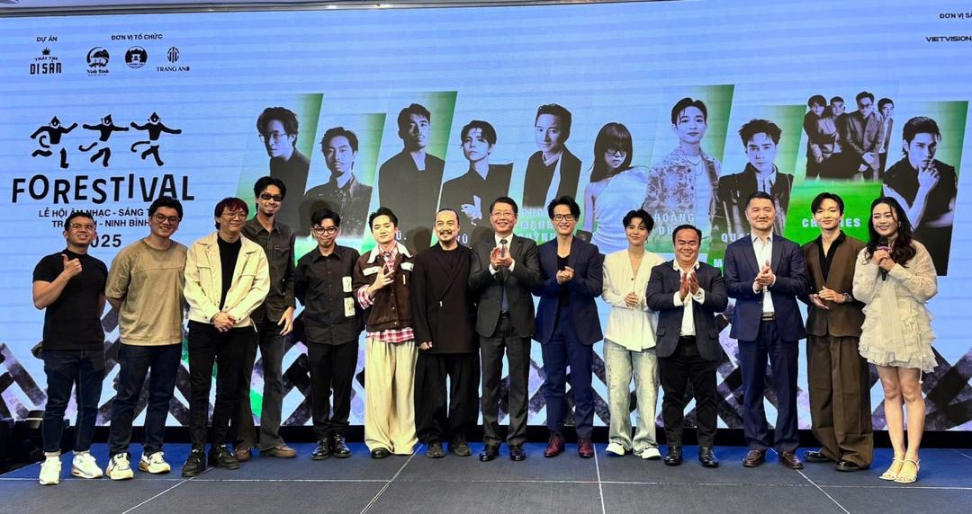 Lãnh đạo tỉnh Ninh Bình, lãnh đạo Sở Du lịch chụp ảnh cùng các nghệ sĩ tham gia họp báo. Ảnh: VOV