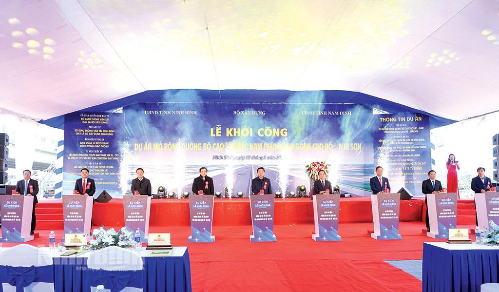 Các đại biểu thực hiện nghi thức khởi công Dự án mở rộng đường bộ cao tốc Bắc-Nam phía Đông đoạn Cao Bồ-Mai Sơn. Ảnh: Đức Lam