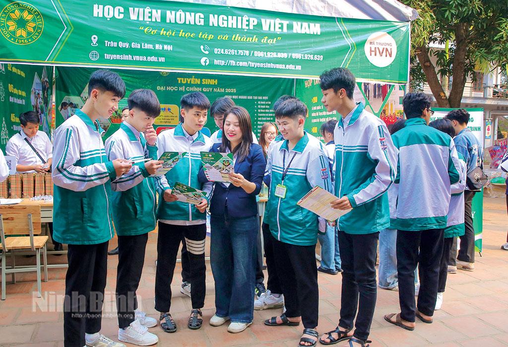 Cán bộ Học viện Nông nghiệp Việt Nam tư vấn cho học sinh THPT chọn ngành, nghề tại Ngày hội tư vấn tuyển sinh-hướng nghiệp đại học, cao đẳng năm 2025 cụm các trường trên địa bàn huyện Yên Khánh và Kim Sơn. Ảnh: Anh Tuấn