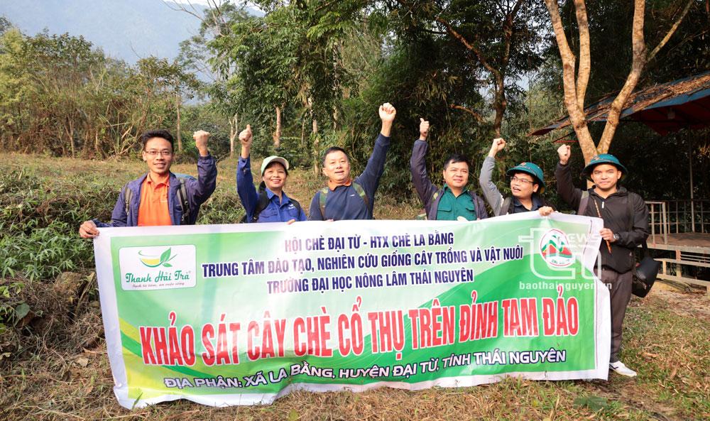 Đoàn gồm nhà khoa học, chuyên gia ngành chè và phóng viên, biên tập viên Báo Thái Nguyên thể hiện quyết tâm vượt núi tìm cây chè cổ trước chuyến đi.