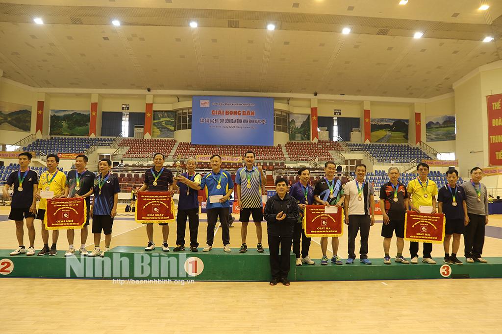 Ban tổ chức trao giải nội dung đồng đội nam phong trào từ 60-75 tuổi. Ảnh: Phương Nam