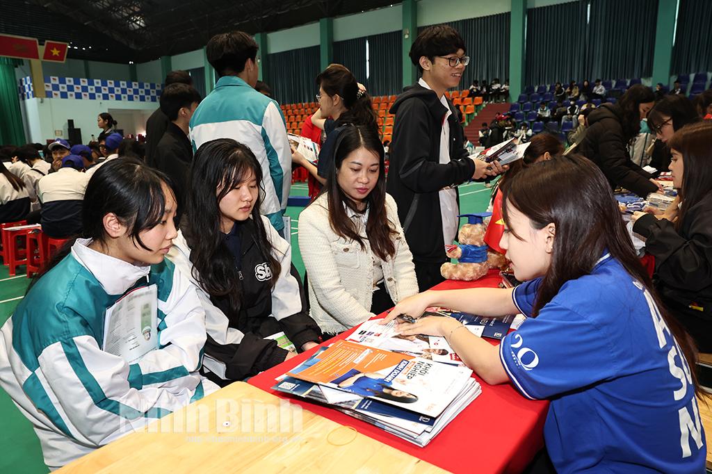 Tư vấn viên của Trường Đại học Kinh tế quốc dân tư vấn cho các em học sinh về các chuyên ngành đào tạo của trường.