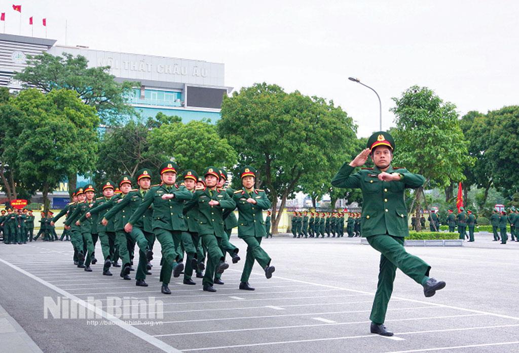 Duyệt đội ngũ tại Lễ ra quân huấn luyện năm 2025. Ảnh: Hồng Nam