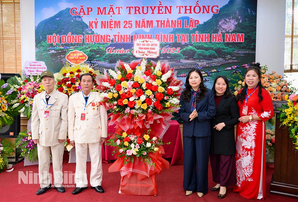 Đồng chí Nguyễn Thị Hồng Hạnh, Tỉnh ủy viên, Phó Trưởng Ban Tuyên giáo và Dân vận Tỉnh ủy Ninh Bình tặng hoa chúc mừng Hội đồng hương tỉnh Ninh Bình tại tỉnh Hà Nam.