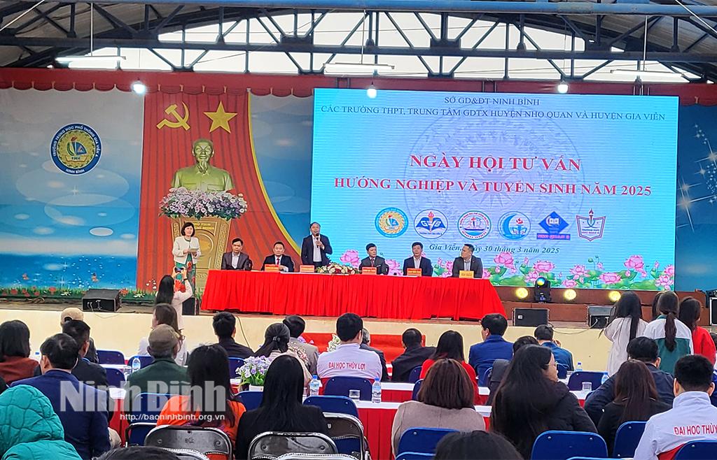 Ban tư vấn hướng nghiệp và tuyển sinh thông tin về công tác tuyển sinh đại học năm 2025.